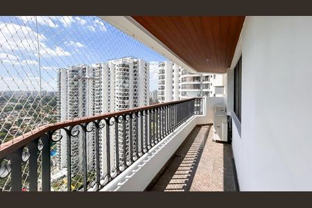 Apartamento à venda com 310m², 4 quartos e 4 vagas Apartamento à venda com 310m², 4 quartos e 4 vagasVaranda
