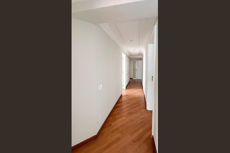 Apartamento à venda com 310m², 4 quartos e 4 vagas Apartamento à venda com 310m², 4 quartos e 4 vagasCorredor Acesso aos Dormitórios