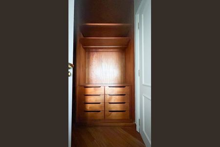 Apartamento à venda com 310m², 4 quartos e 4 vagas Apartamento à venda com 310m², 4 quartos e 4 vagasCloset Suíte 2