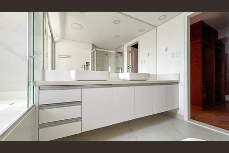 Apartamento à venda com 310m², 4 quartos e 4 vagas Apartamento à venda com 310m², 4 quartos e 4 vagasBanheiro Suíte 1