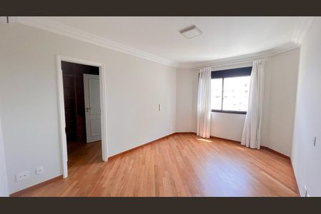 Apartamento à venda com 310m², 4 quartos e 4 vagas Apartamento à venda com 310m², 4 quartos e 4 vagasSuíte 3