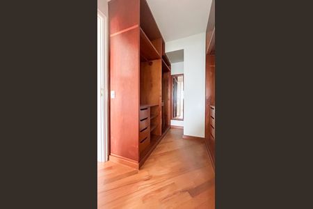 Apartamento à venda com 310m², 4 quartos e 4 vagas Apartamento à venda com 310m², 4 quartos e 4 vagasCloset Suíte 1