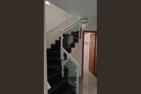 Casa à venda com 302m², 4 quartos e 7 vagas Casa à venda com 302m², 4 quartos e 7 vagasEscadas