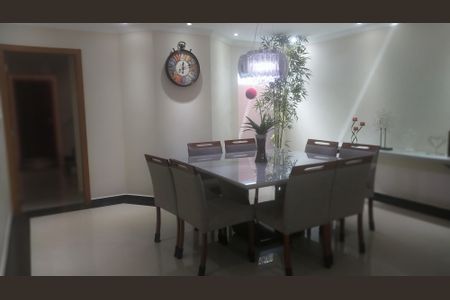 Casa à venda com 302m², 4 quartos e 7 vagas Casa à venda com 302m², 4 quartos e 7 vagasSala