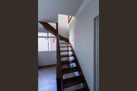 Apartamento à venda com 90m², 2 quartos e 1 vaga Apartamento à venda com 90m², 2 quartos e 1 vagaEscada