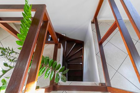 Apartamento à venda com 90m², 2 quartos e 1 vaga Apartamento à venda com 90m², 2 quartos e 1 vagaEscada