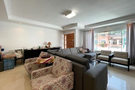 Casa à venda com 296m², 3 quartos e 4 vagas Casa à venda com 296m², 3 quartos e 4 vagasSala