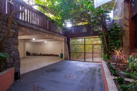 Casa de condomínio para alugar com 600m², 5 quartos e 3 vagas Casa de condomínio para alugar com 600m², 5 quartos e 3 vagasGaragem