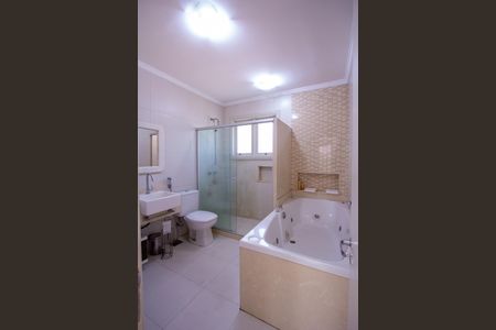 Casa de condomínio para alugar com 600m², 5 quartos e 3 vagas Casa de condomínio para alugar com 600m², 5 quartos e 3 vagasBanheiro da Suíte 3