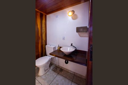 Casa de condomínio para alugar com 600m², 5 quartos e 3 vagas Casa de condomínio para alugar com 600m², 5 quartos e 3 vagasBanheiro externo