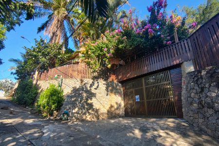 Casa de condomínio para alugar com 600m², 5 quartos e 3 vagas Casa de condomínio para alugar com 600m², 5 quartos e 3 vagasFachada