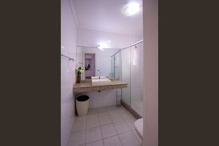 Casa de condomínio para alugar com 600m², 5 quartos e 3 vagas Casa de condomínio para alugar com 600m², 5 quartos e 3 vagasBanheiro da Suíte 1