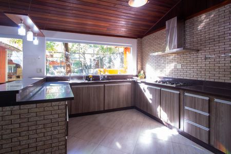 Casa de condomínio para alugar com 600m², 5 quartos e 3 vagas Casa de condomínio para alugar com 600m², 5 quartos e 3 vagasCozinha 2