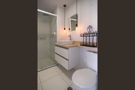 Banheiro de kitnet/studio para alugar com 0 quarto, 49m² em Bela Vista, São Paulo