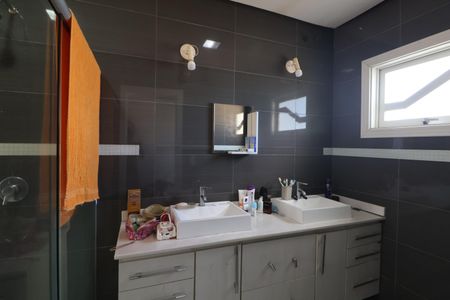 Casa à venda com 400m², 3 quartos e 2 vagasBanheiro da Suíte