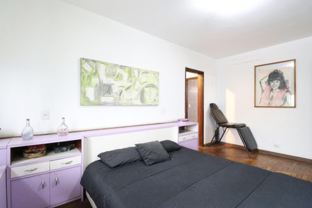 Casa para alugar com 352m², 4 quartos e 8 vagasSuíte