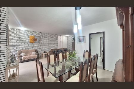 Casa para alugar com 352m², 4 quartos e 8 vagas Casa para alugar com 352m², 4 quartos e 8 vagasSala