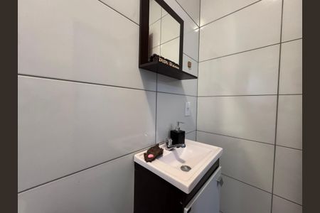 Casa de condomínio à venda com 250m², 4 quartos e 1 vaga Casa de condomínio à venda com 250m², 4 quartos e 1 vagaBanheiro da Suíte 2