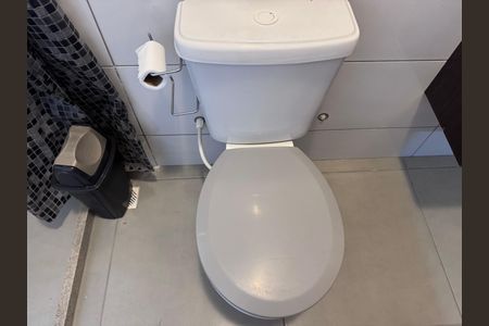 Casa de condomínio à venda com 250m², 4 quartos e 1 vaga Casa de condomínio à venda com 250m², 4 quartos e 1 vagaBanheiro da Suíte 2