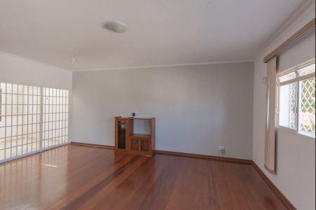 Casa à venda com 240m², 3 quartos e 2 vagasSala