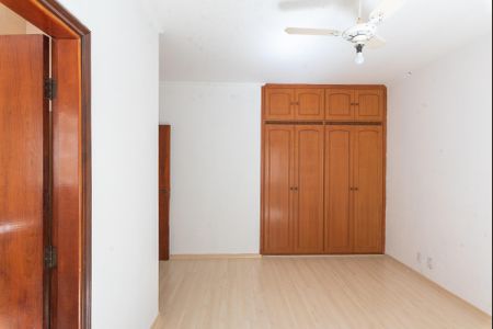Casa à venda com 240m², 3 quartos e 2 vagasSuíte