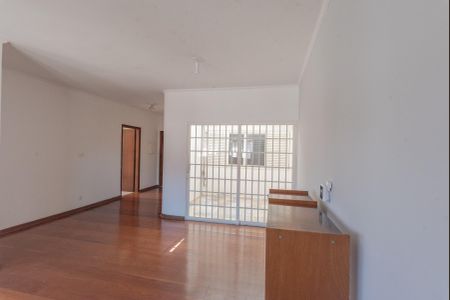 Casa à venda com 240m², 3 quartos e 2 vagasSala