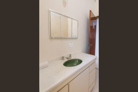 Casa à venda com 240m², 3 quartos e 2 vagasBanheiro