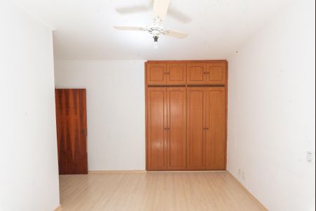 Casa à venda com 240m², 3 quartos e 2 vagasSuíte