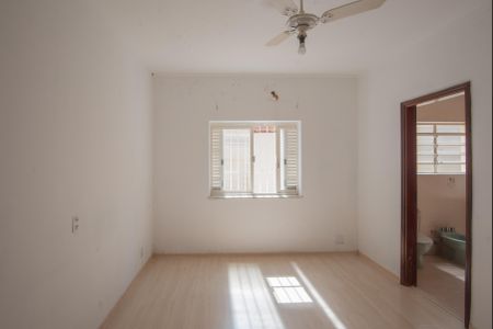 Casa à venda com 240m², 3 quartos e 2 vagasSuíte