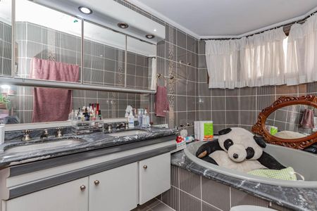 Apartamento à venda com 240m², 3 quartos e 3 vagasBanheiro da Suíte 1