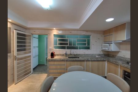 Casa à venda com 260m², 2 quartos e 3 vagas Casa à venda com 260m², 2 quartos e 3 vagasCozinha - Armários