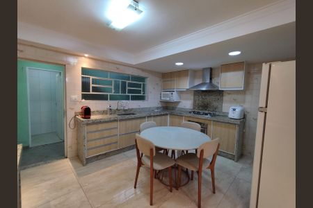 Casa à venda com 260m², 2 quartos e 3 vagas Casa à venda com 260m², 2 quartos e 3 vagasCozinha - Armários