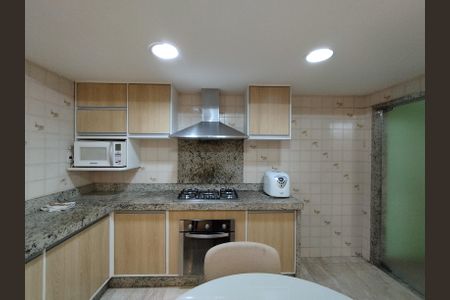 Casa à venda com 260m², 2 quartos e 3 vagas Casa à venda com 260m², 2 quartos e 3 vagasCozinha - Armários