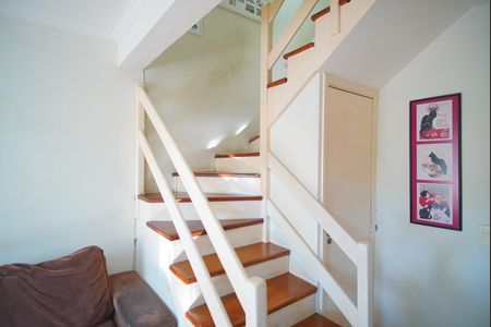 Casa de condomínio à venda com 78m², 2 quartos e 1 vagaEscada - Acesso Quartos