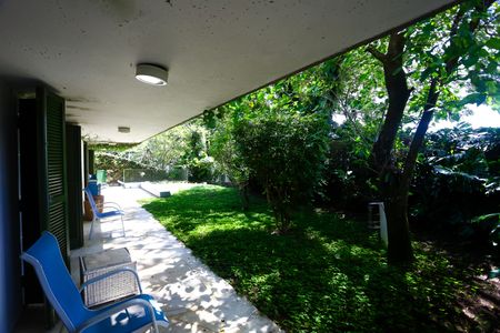 Casa à venda com 239m², 2 quartos e 2 vagas Casa à venda com 239m², 2 quartos e 2 vagasvaranda / jardim