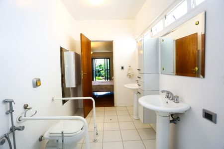 Casa à venda com 239m², 2 quartos e 2 vagas Casa à venda com 239m², 2 quartos e 2 vagasBanheiro da Suíte 2