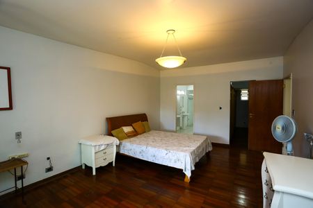 Casa à venda com 239m², 2 quartos e 2 vagas Casa à venda com 239m², 2 quartos e 2 vagassuíte 2