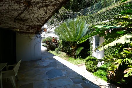 Casa à venda com 239m², 2 quartos e 2 vagas Casa à venda com 239m², 2 quartos e 2 vagasquintal dos fundos