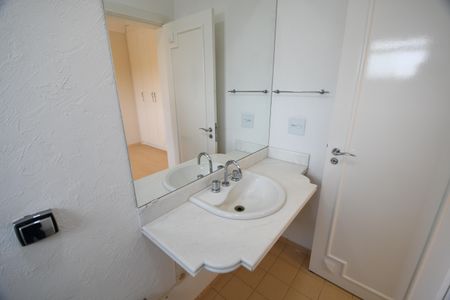 Casa de condomínio para alugar com 420m², 4 quartos e 4 vagasBanheiro da Suíte 2