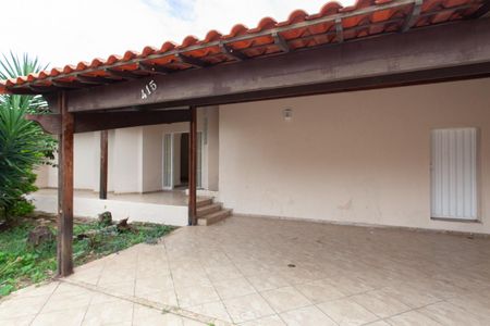 Casa à venda com 242m², 3 quartos e 6 vagasFachada
