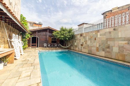 Casa à venda com 290m², 2 quartos e 2 vagasPiscina