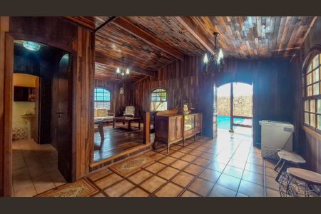 Casa à venda com 290m², 2 quartos e 2 vagasEdícula