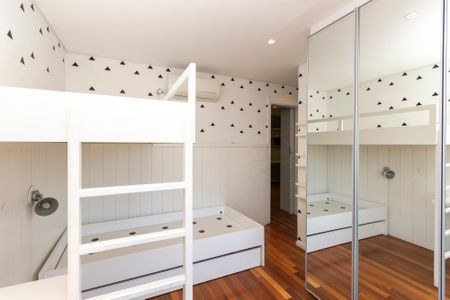 Apartamento à venda com 225m², 4 quartos e 4 vagas Apartamento à venda com 225m², 4 quartos e 4 vagasSuíte 3