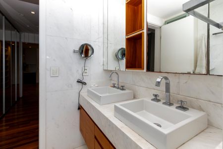 Apartamento à venda com 225m², 4 quartos e 4 vagas Apartamento à venda com 225m², 4 quartos e 4 vagasBanheiro da Suíte 1