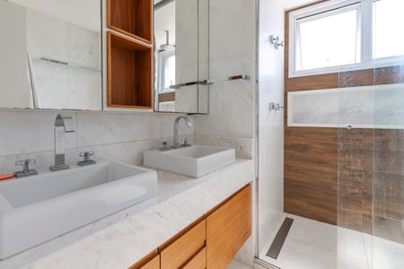 Apartamento à venda com 225m², 4 quartos e 4 vagas Apartamento à venda com 225m², 4 quartos e 4 vagasBanheiro da Suíte 1