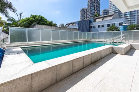 Apartamento à venda com 225m², 4 quartos e 4 vagas Apartamento à venda com 225m², 4 quartos e 4 vagasÁrea comum - Piscina