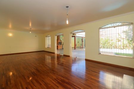 Casa à venda com 357m², 4 quartos e 4 vagasSala 1