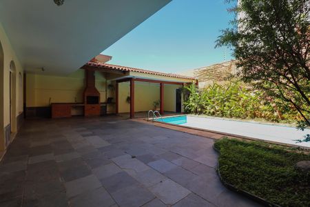 Casa à venda com 357m², 4 quartos e 4 vagasPiscina