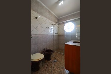 Casa à venda com 357m², 4 quartos e 4 vagasBanheiro da Suíte 2