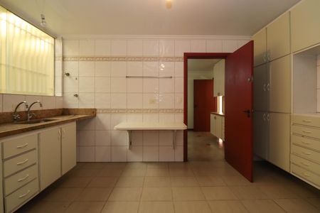 Casa à venda com 357m², 4 quartos e 4 vagasCozinha